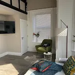 On The Avenue Apt 4